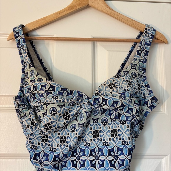 Talbots Miraclesuit Sanibel One Piece Estilo Geometric One Piece Swimsuit 10 - Picture 4 of 7